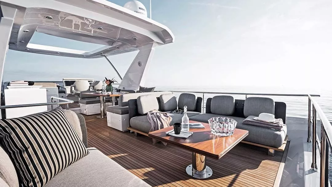 https://dev-api.arconyachts.com/storage/media/21018/conversions/790_4237780161-optimize.webp