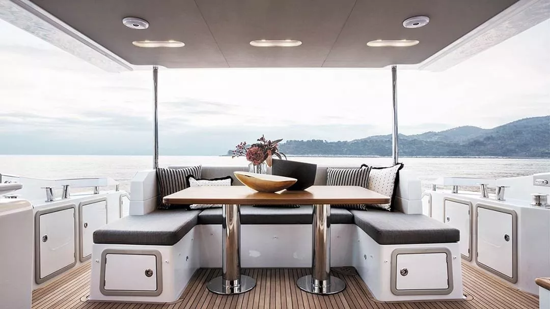 https://dev-api.arconyachts.com/storage/media/21019/conversions/790_1273121123-optimize.webp