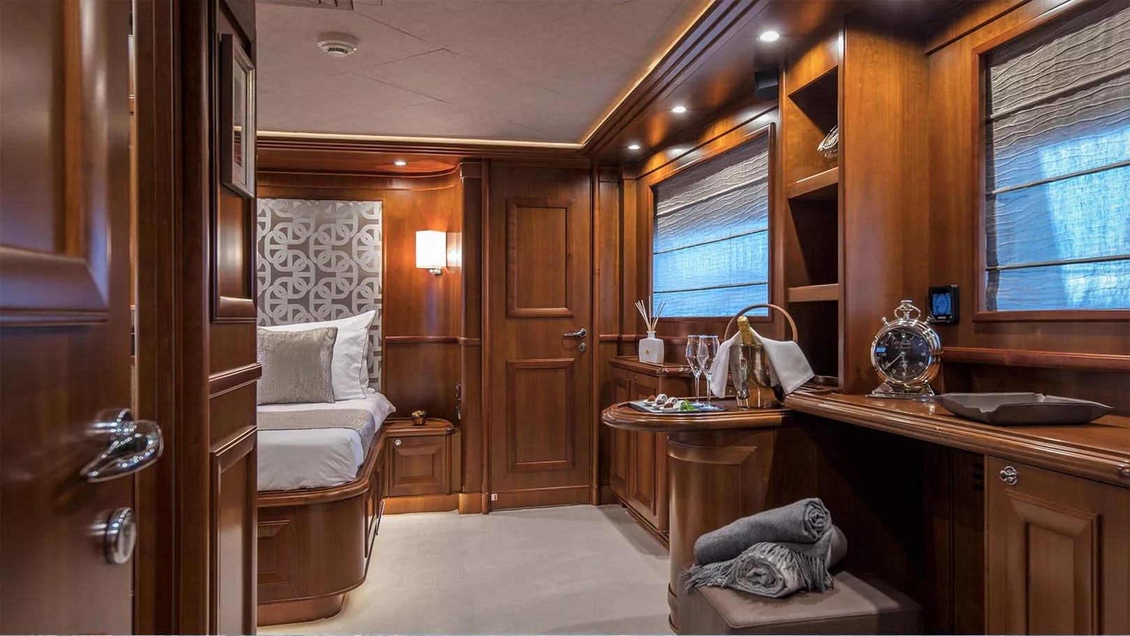 https://dev-api.arconyachts.com/storage/media/21034/conversions/789_4053269149-optimize.webp
