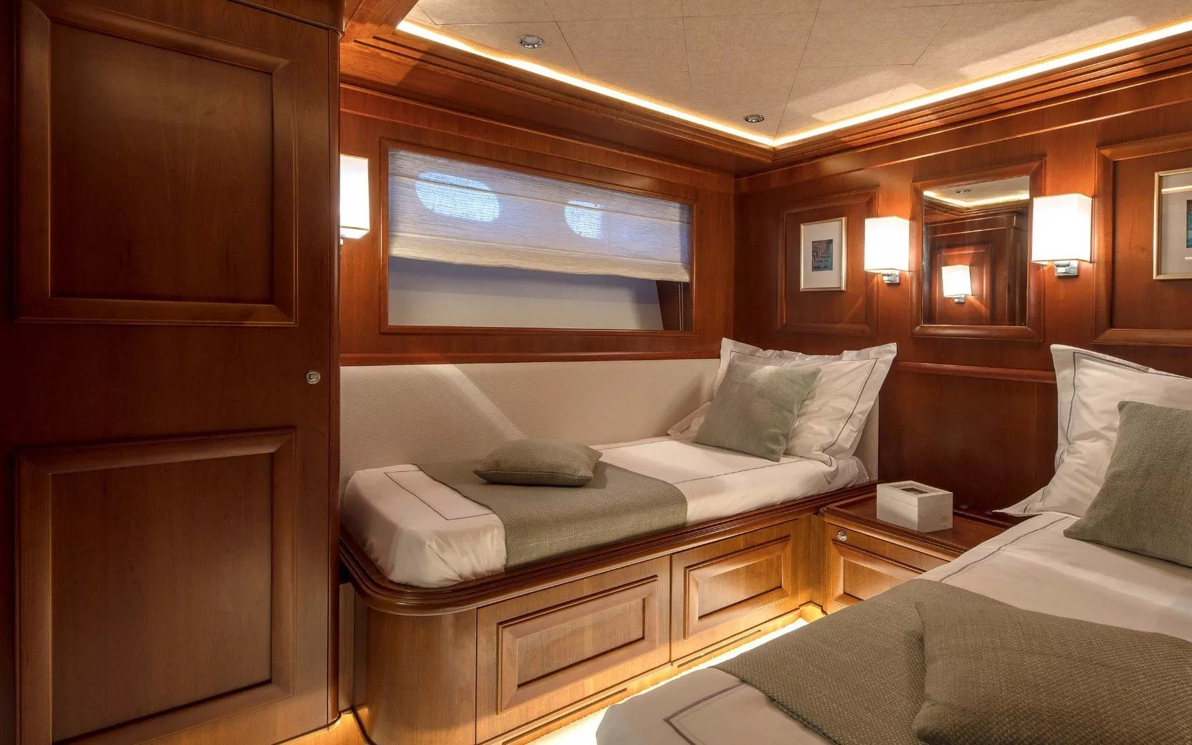 https://dev-api.arconyachts.com/storage/media/21039/conversions/789_0472454271-optimize.webp