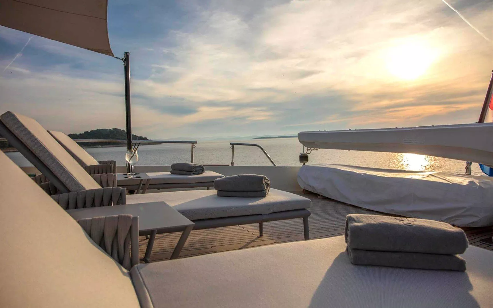 https://dev-api.arconyachts.com/storage/media/21050/conversions/789_6580405310-optimize.webp