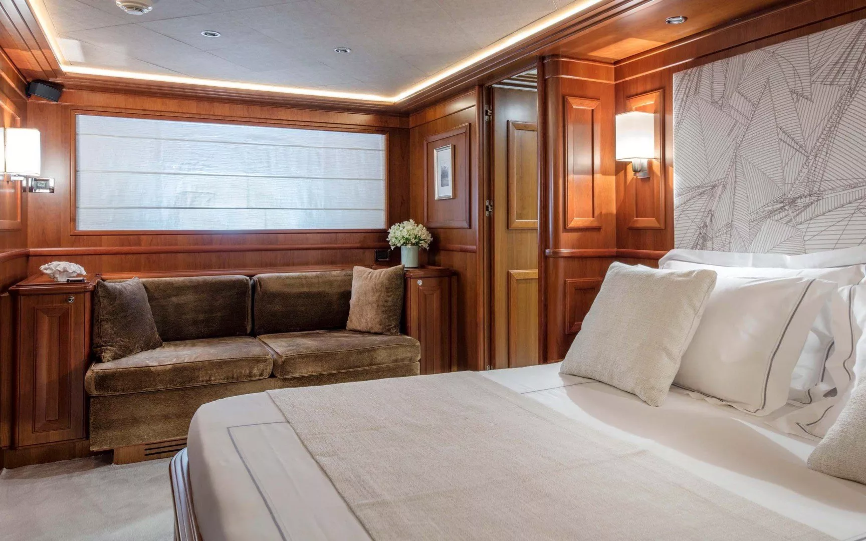https://dev-api.arconyachts.com/storage/media/21054/conversions/789_6363597924-optimize.webp