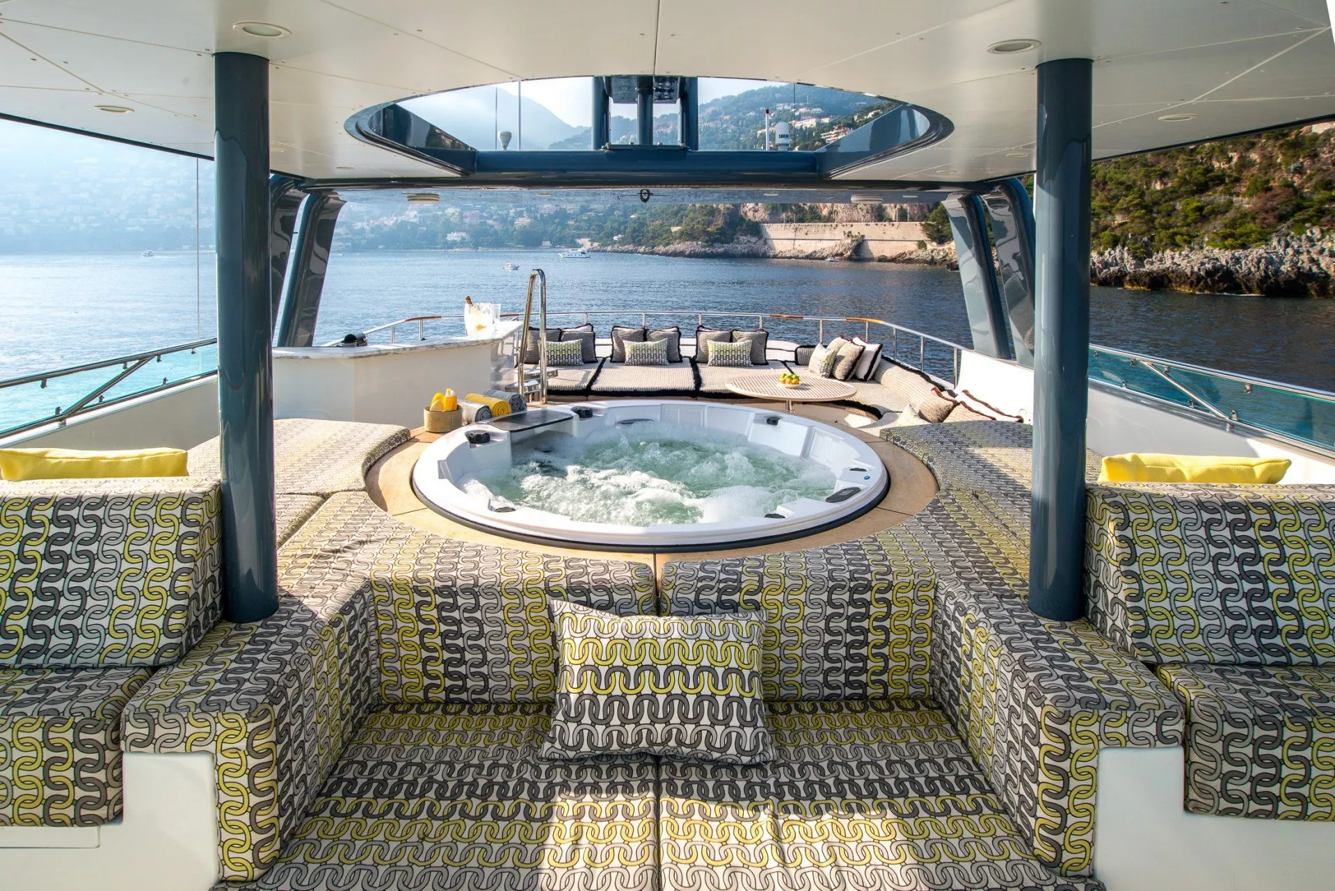 https://dev-api.arconyachts.com/storage/media/21079/conversions/787_2811278198-optimize.webp