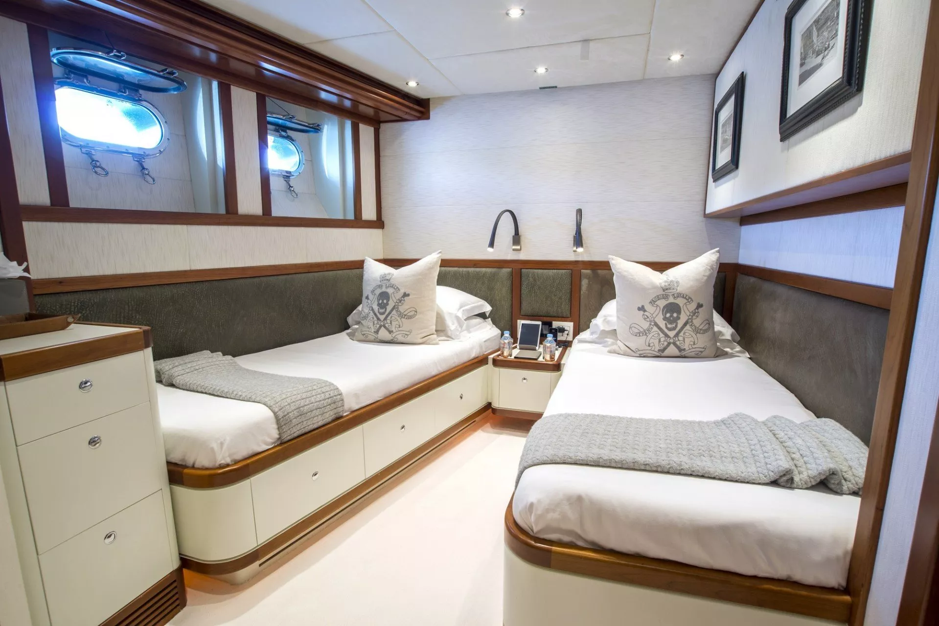 https://dev-api.arconyachts.com/storage/media/21081/conversions/787_5580249329-optimize.webp
