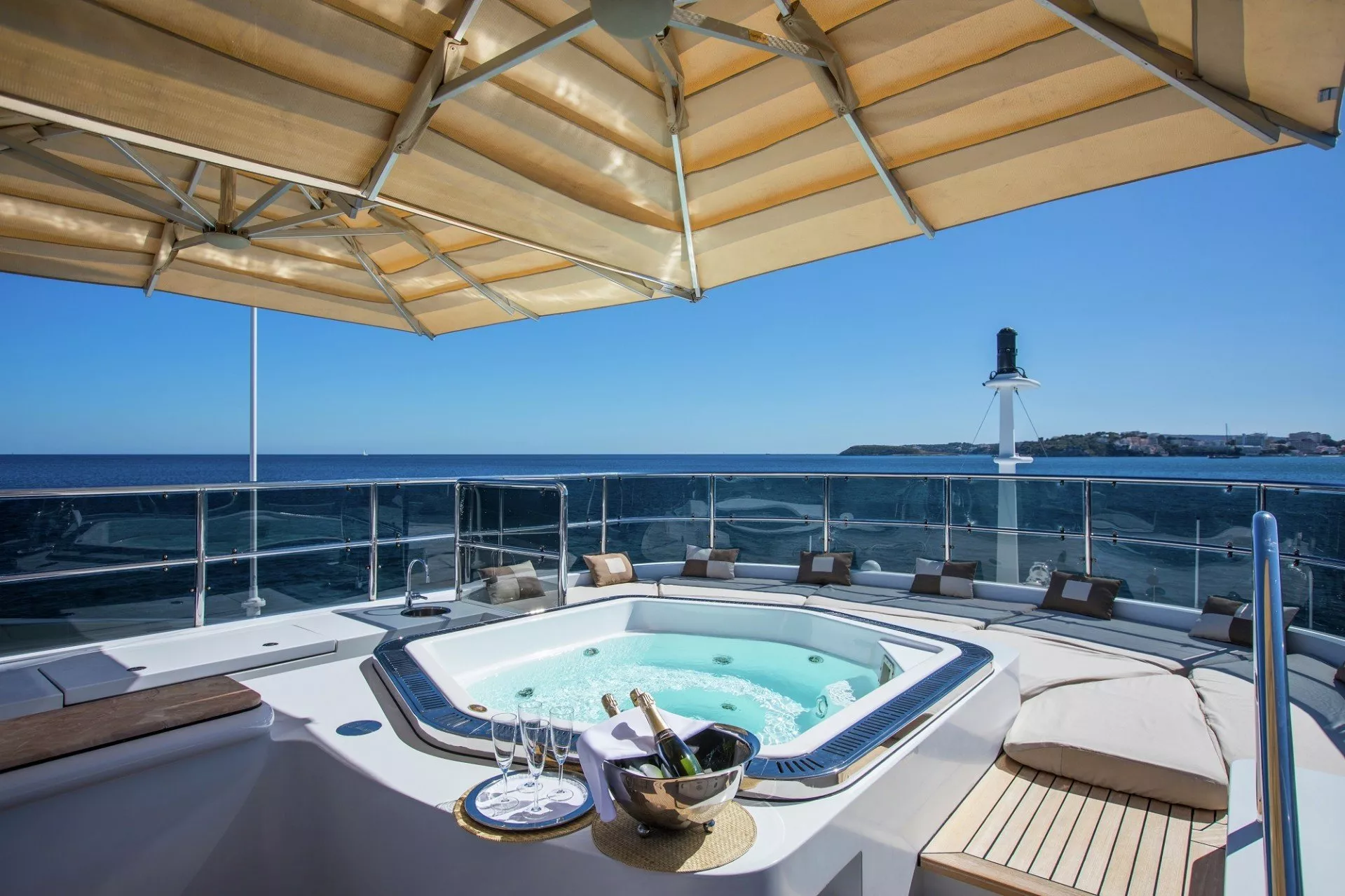 https://dev-api.arconyachts.com/storage/media/21107/conversions/785_4018412733-optimize.webp