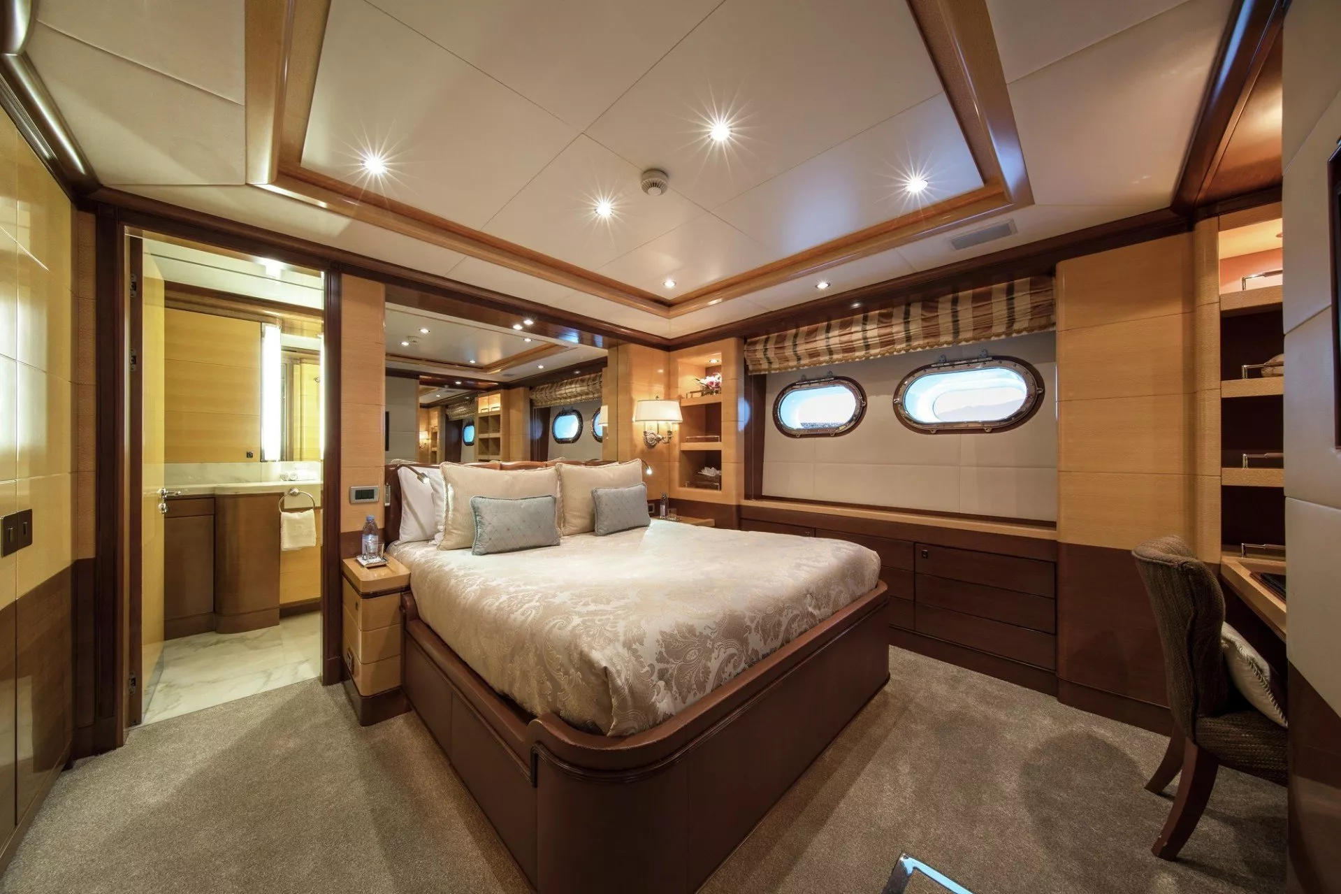 https://dev-api.arconyachts.com/storage/media/21110/conversions/785_4689107360-optimize.webp