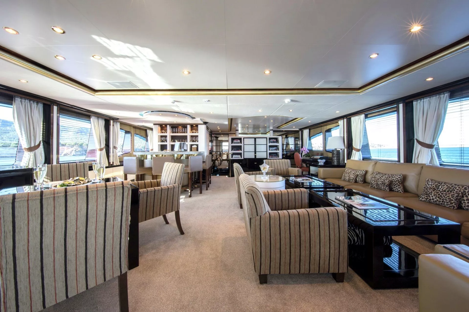 https://dev-api.arconyachts.com/storage/media/21112/conversions/785_2731915156-optimize.webp