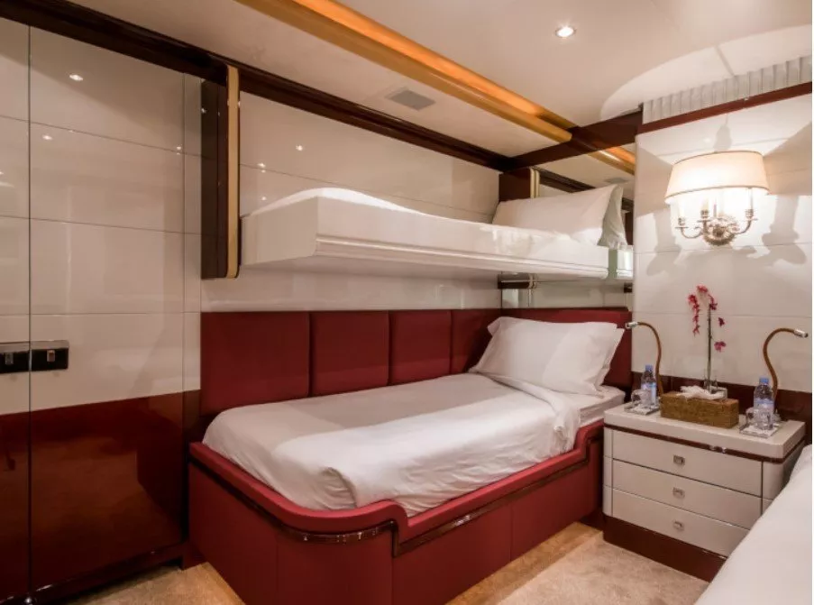 https://dev-api.arconyachts.com/storage/media/21115/conversions/785_4419144159-optimize.webp