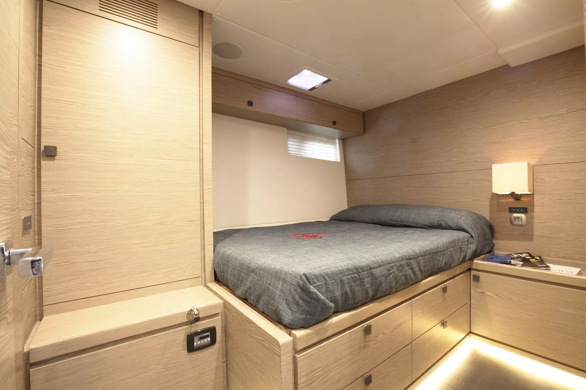 https://dev-api.arconyachts.com/storage/media/21127/conversions/784_7468895935-optimize.webp