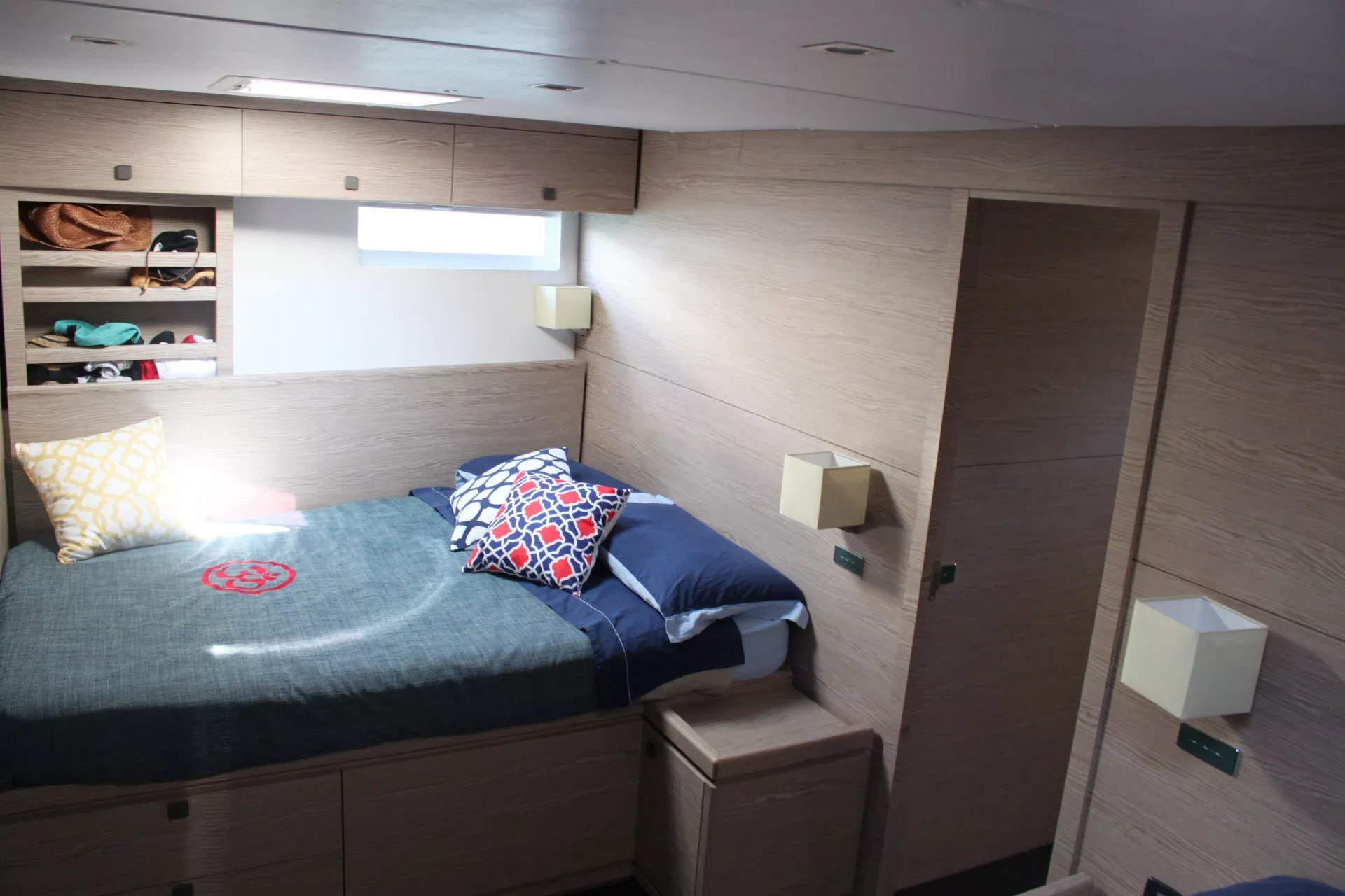https://dev-api.arconyachts.com/storage/media/21141/conversions/784_7709442172-optimize.webp