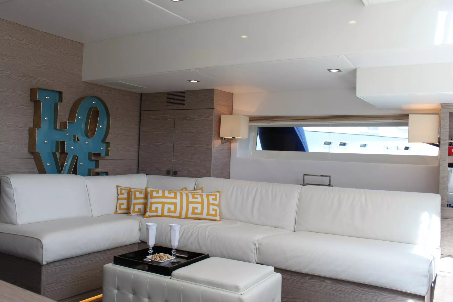 https://dev-api.arconyachts.com/storage/media/21142/conversions/784_3910099665-optimize.webp