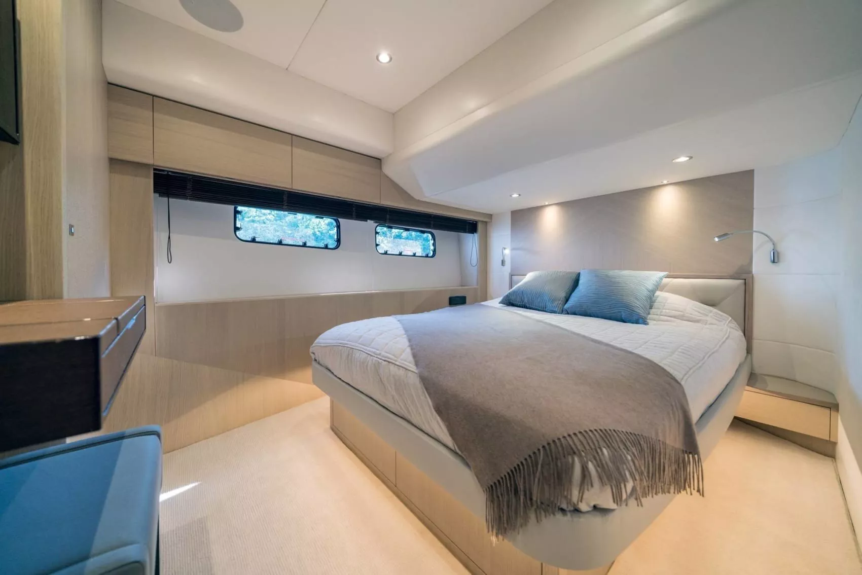 https://dev-api.arconyachts.com/storage/media/21289/conversions/778_3044562959-optimize.webp