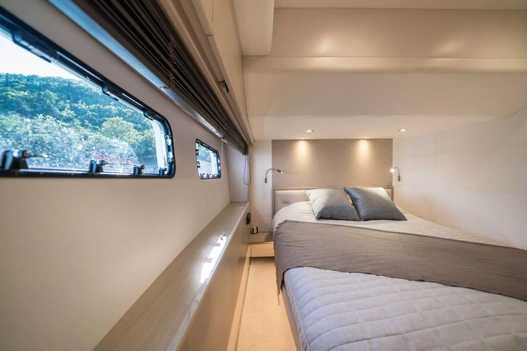 https://dev-api.arconyachts.com/storage/media/21290/conversions/778_6863954475-optimize.webp
