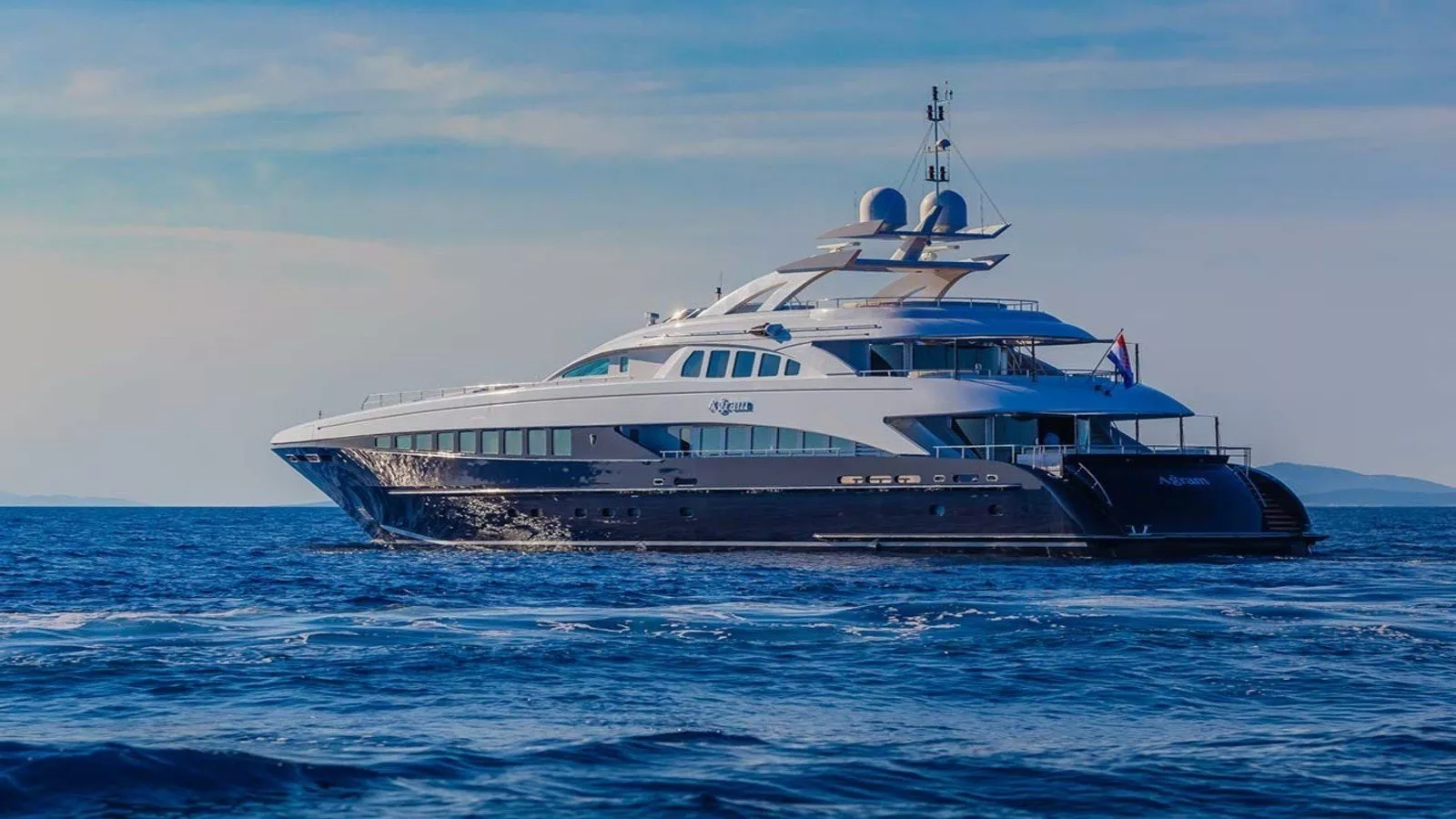 https://dev-api.arconyachts.com/storage/media/21301/conversions/777_6644416415-optimize.webp