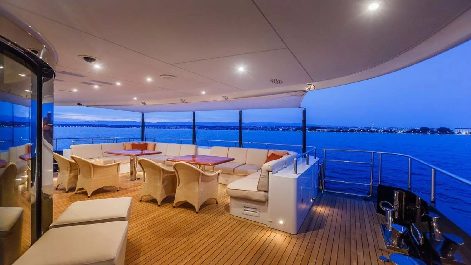 https://dev-api.arconyachts.com/storage/media/21305/conversions/777_3494471219-optimize.webp