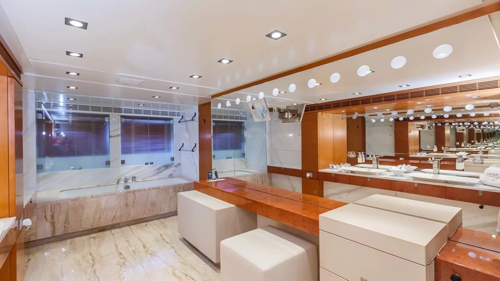 https://dev-api.arconyachts.com/storage/media/21308/conversions/777_6637848045-optimize.webp