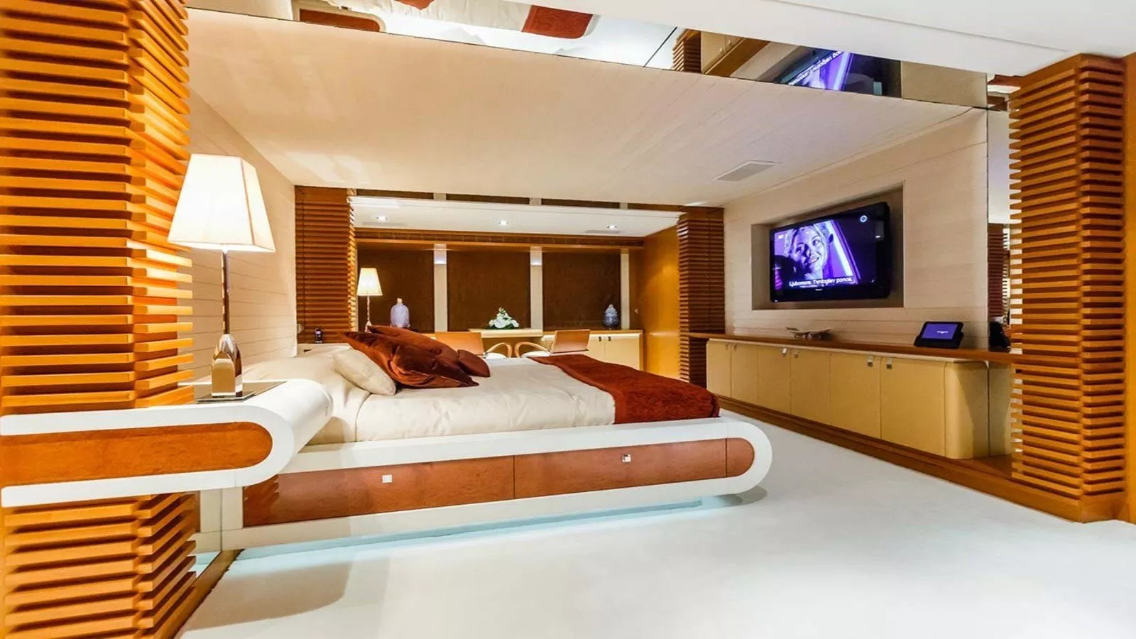 https://dev-api.arconyachts.com/storage/media/21309/conversions/777_0258946295-optimize.webp