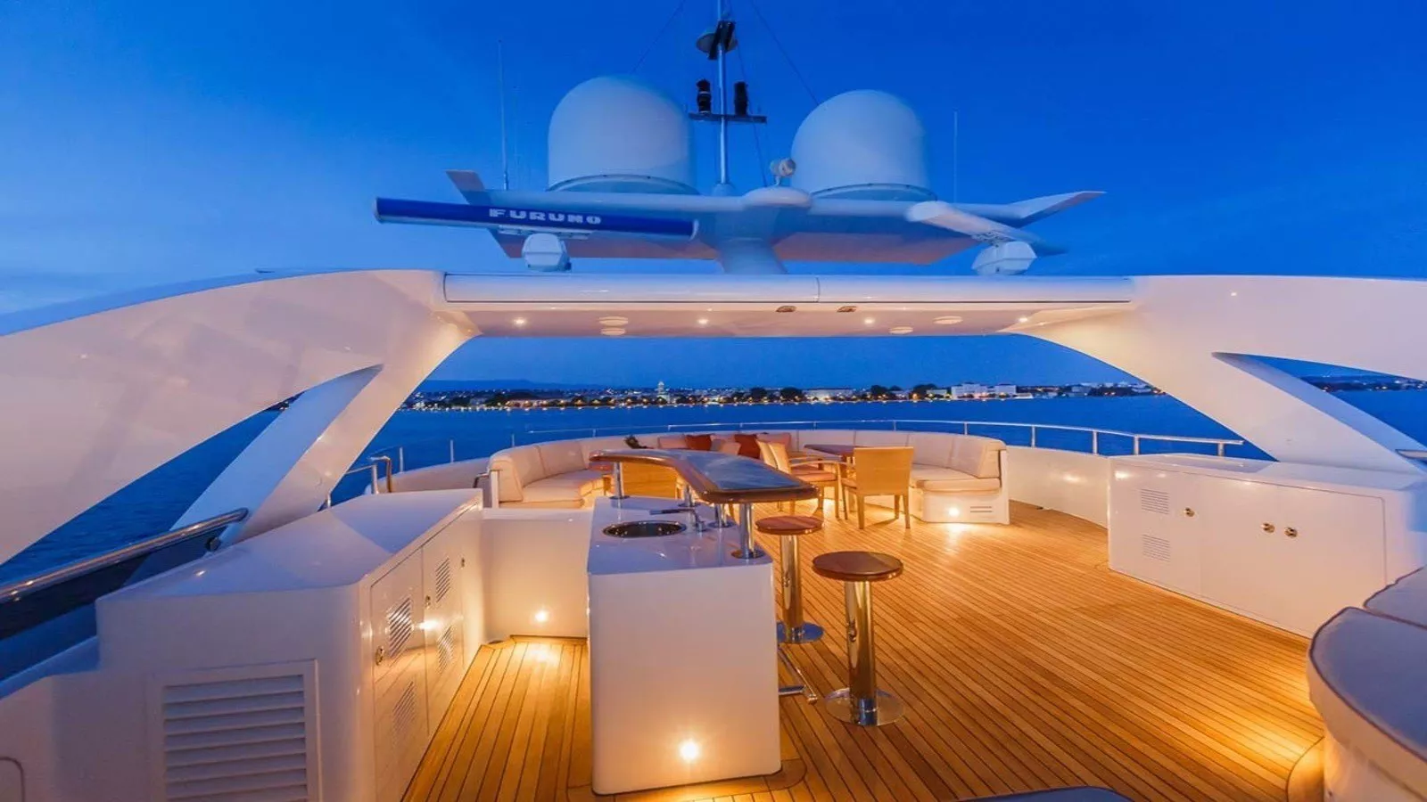 https://dev-api.arconyachts.com/storage/media/21310/conversions/777_8764760754-optimize.webp
