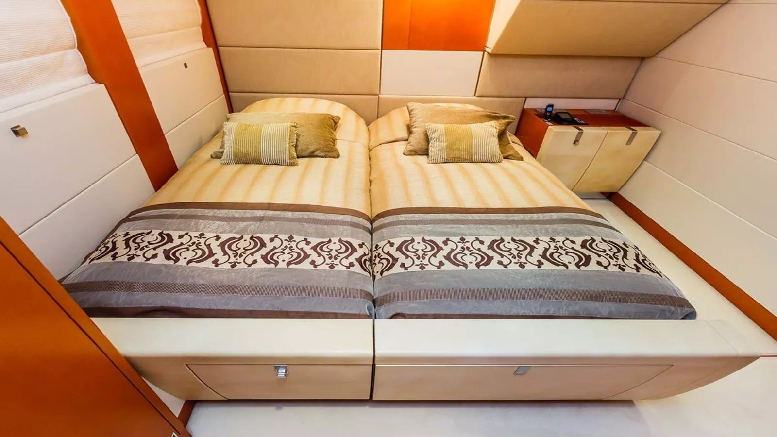https://dev-api.arconyachts.com/storage/media/21311/conversions/777_1717699387-optimize.webp