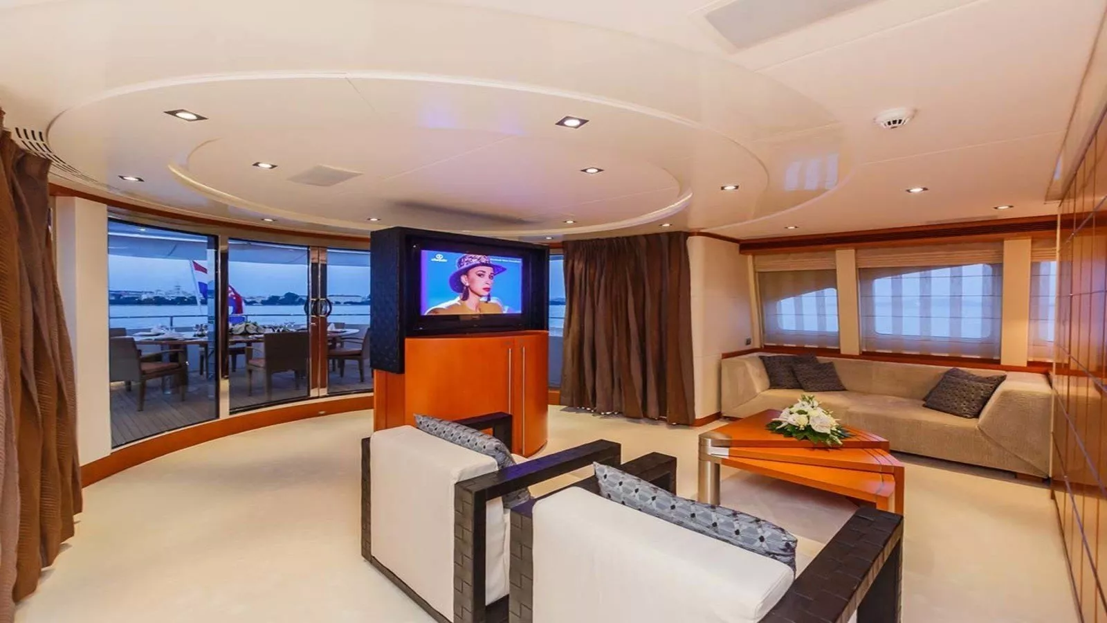 https://dev-api.arconyachts.com/storage/media/21313/conversions/777_5500523695-optimize.webp