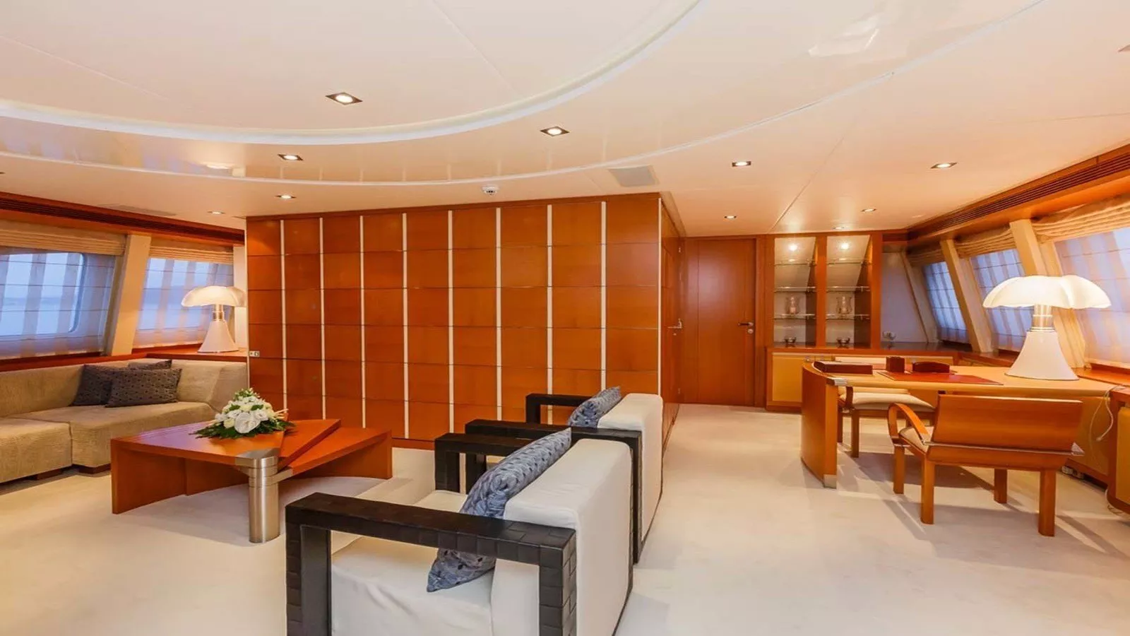 https://dev-api.arconyachts.com/storage/media/21315/conversions/777_4670372358-optimize.webp