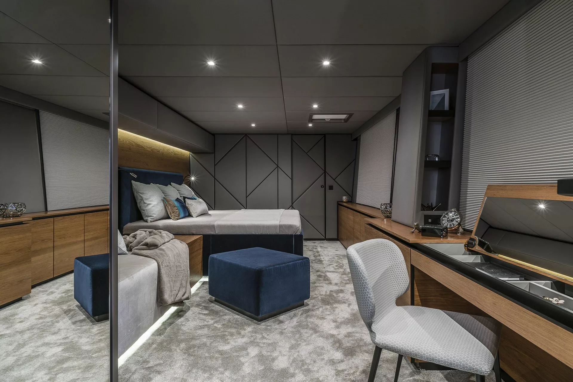 https://dev-api.arconyachts.com/storage/media/21339/conversions/776_4247576227-optimize.webp
