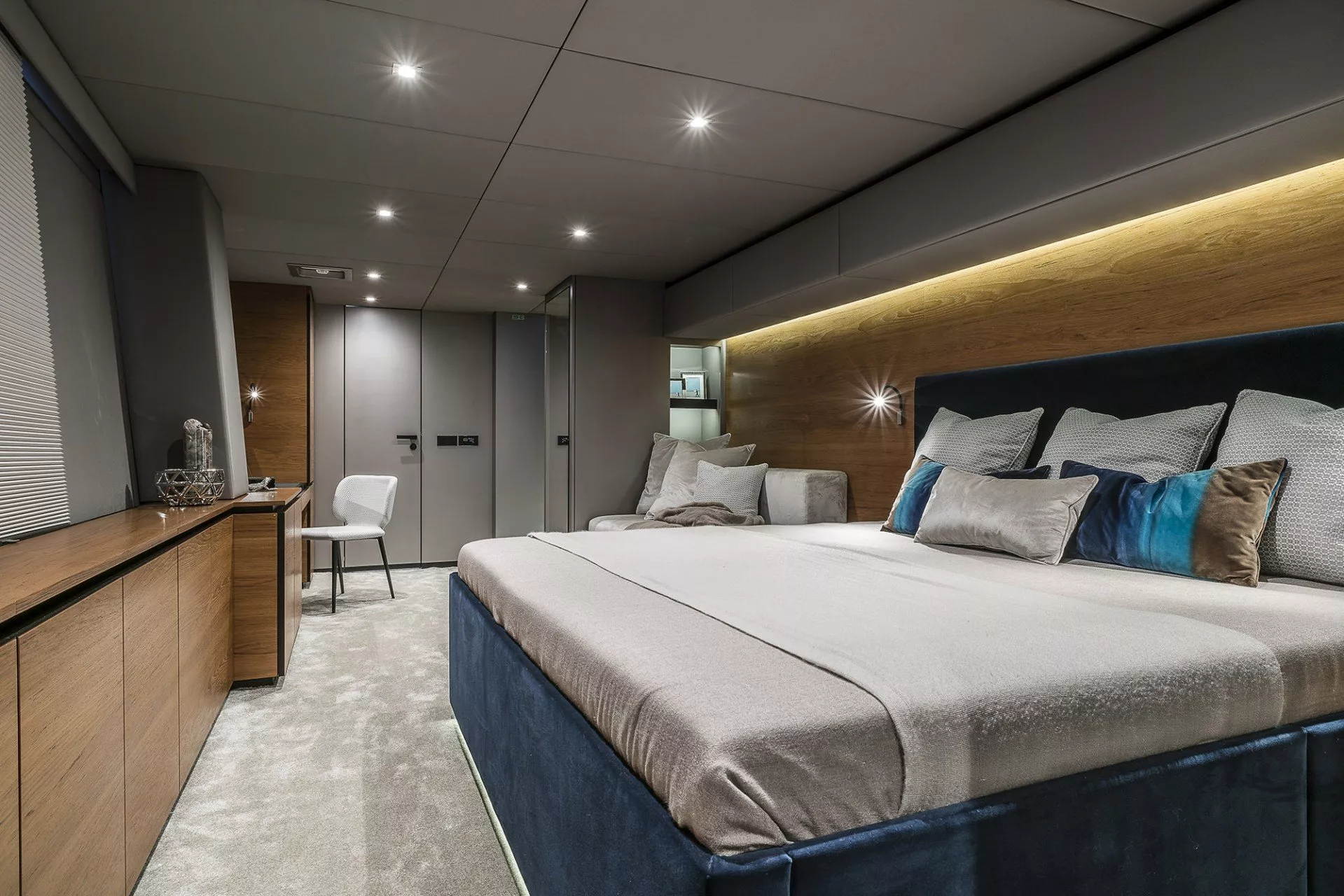 https://dev-api.arconyachts.com/storage/media/21340/conversions/776_0521434020-optimize.webp
