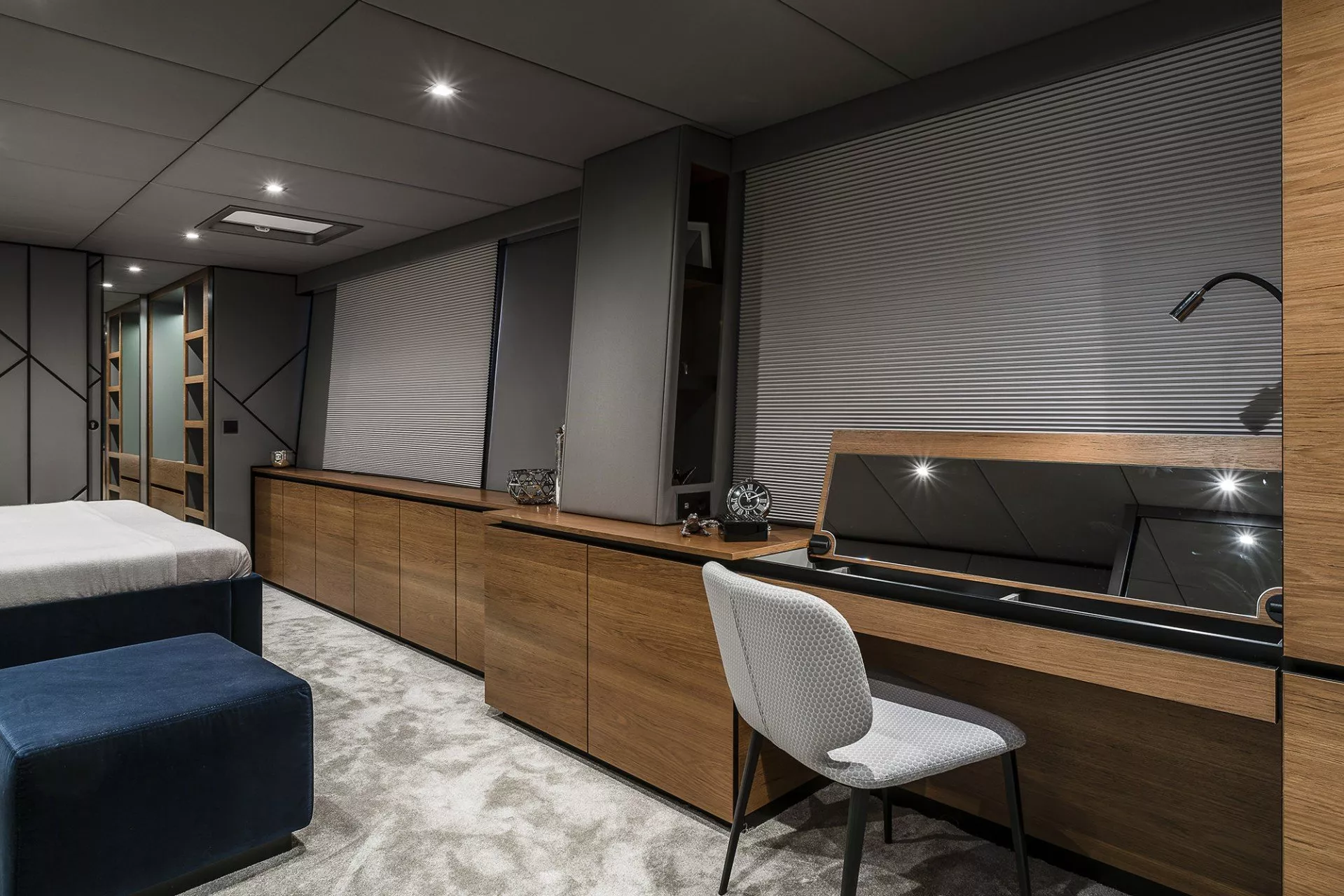 https://dev-api.arconyachts.com/storage/media/21341/conversions/776_4252621441-optimize.webp