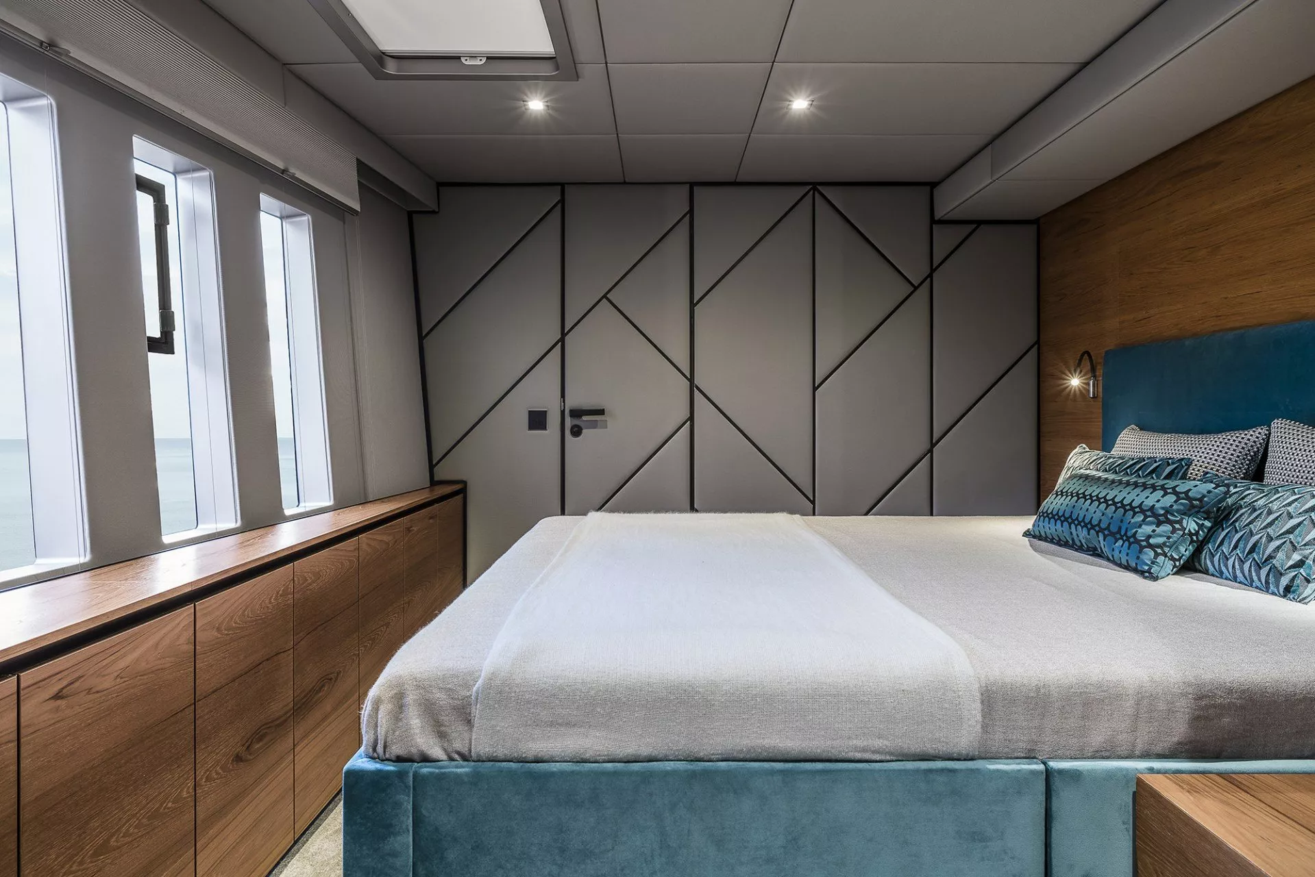 https://dev-api.arconyachts.com/storage/media/21344/conversions/776_4821243998-optimize.webp
