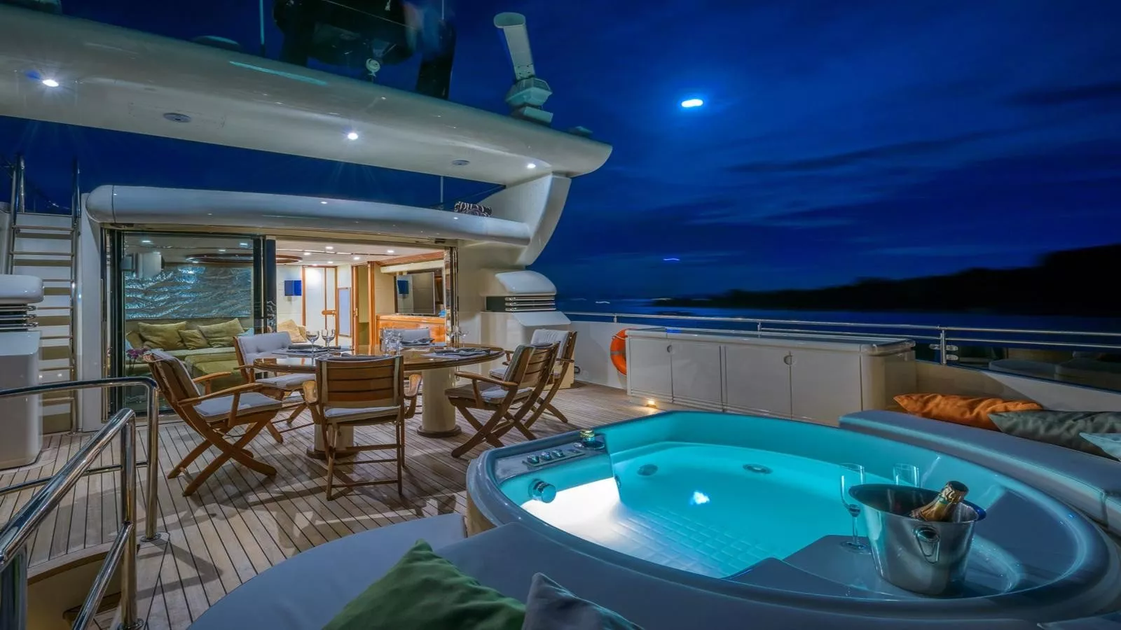 https://dev-api.arconyachts.com/storage/media/21461/conversions/305_3540334738-optimize.webp