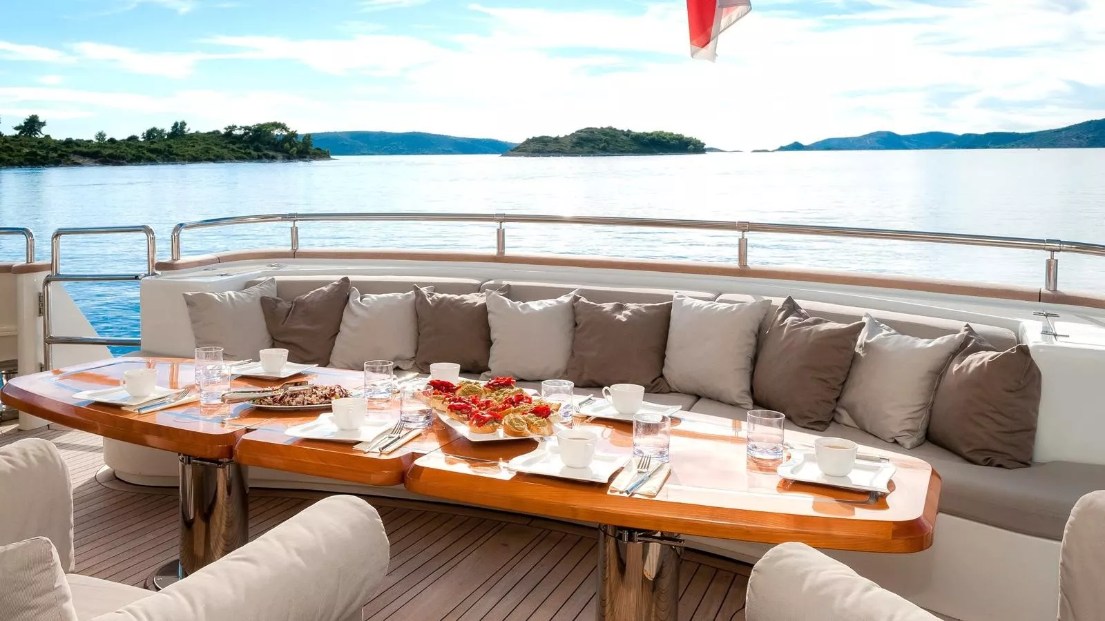 https://dev-api.arconyachts.com/storage/media/21463/conversions/305_1429164057-optimize.webp