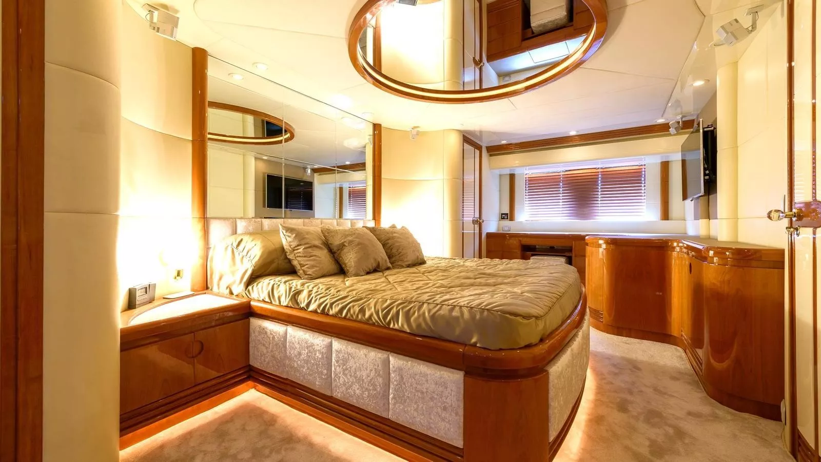 https://dev-api.arconyachts.com/storage/media/21467/conversions/305_5228520920-optimize.webp
