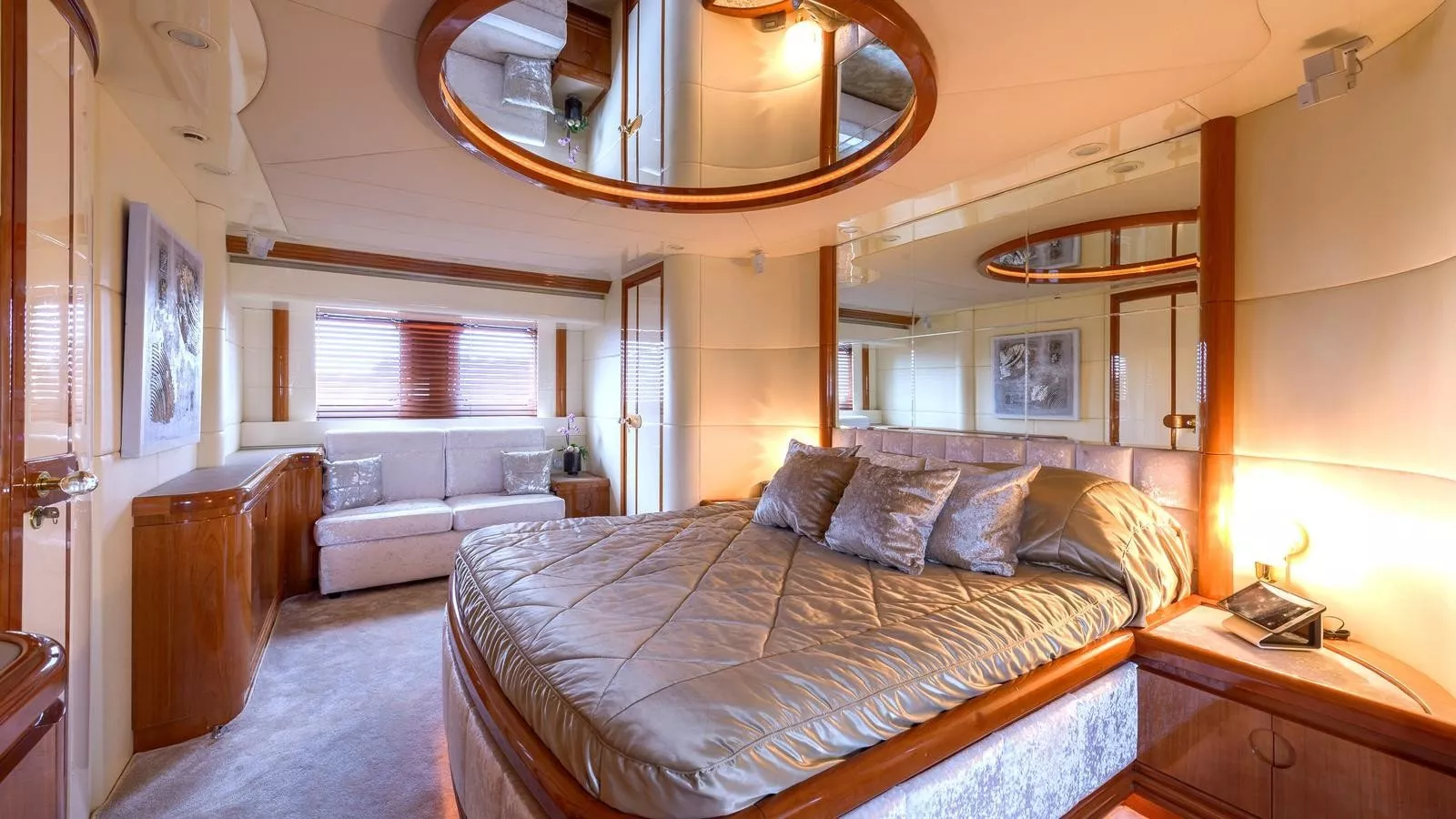 https://dev-api.arconyachts.com/storage/media/21468/conversions/305_6762364800-optimize.webp