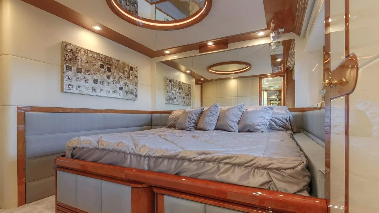 https://dev-api.arconyachts.com/storage/media/21469/conversions/305_0614186083-optimize.webp