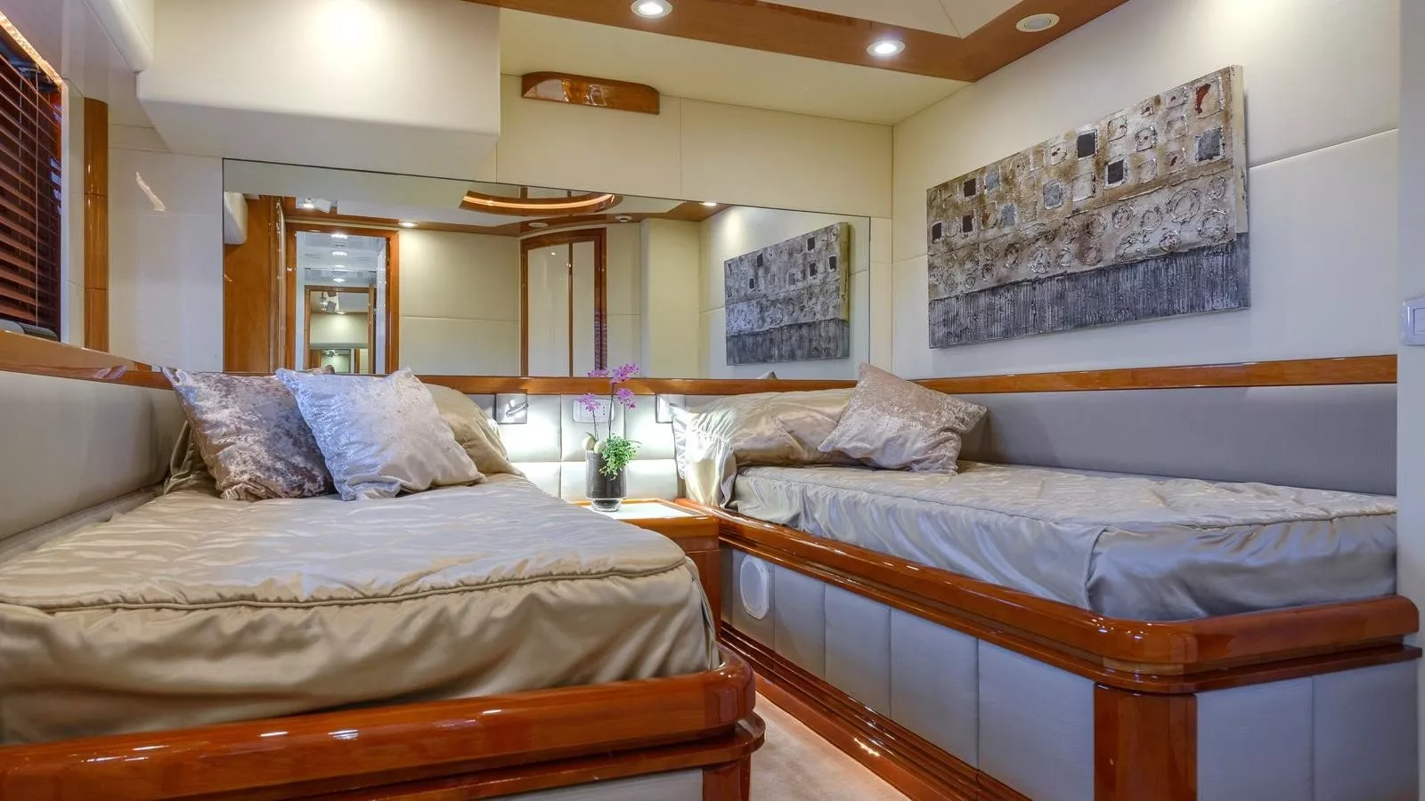 https://dev-api.arconyachts.com/storage/media/21470/conversions/305_7844133325-optimize.webp
