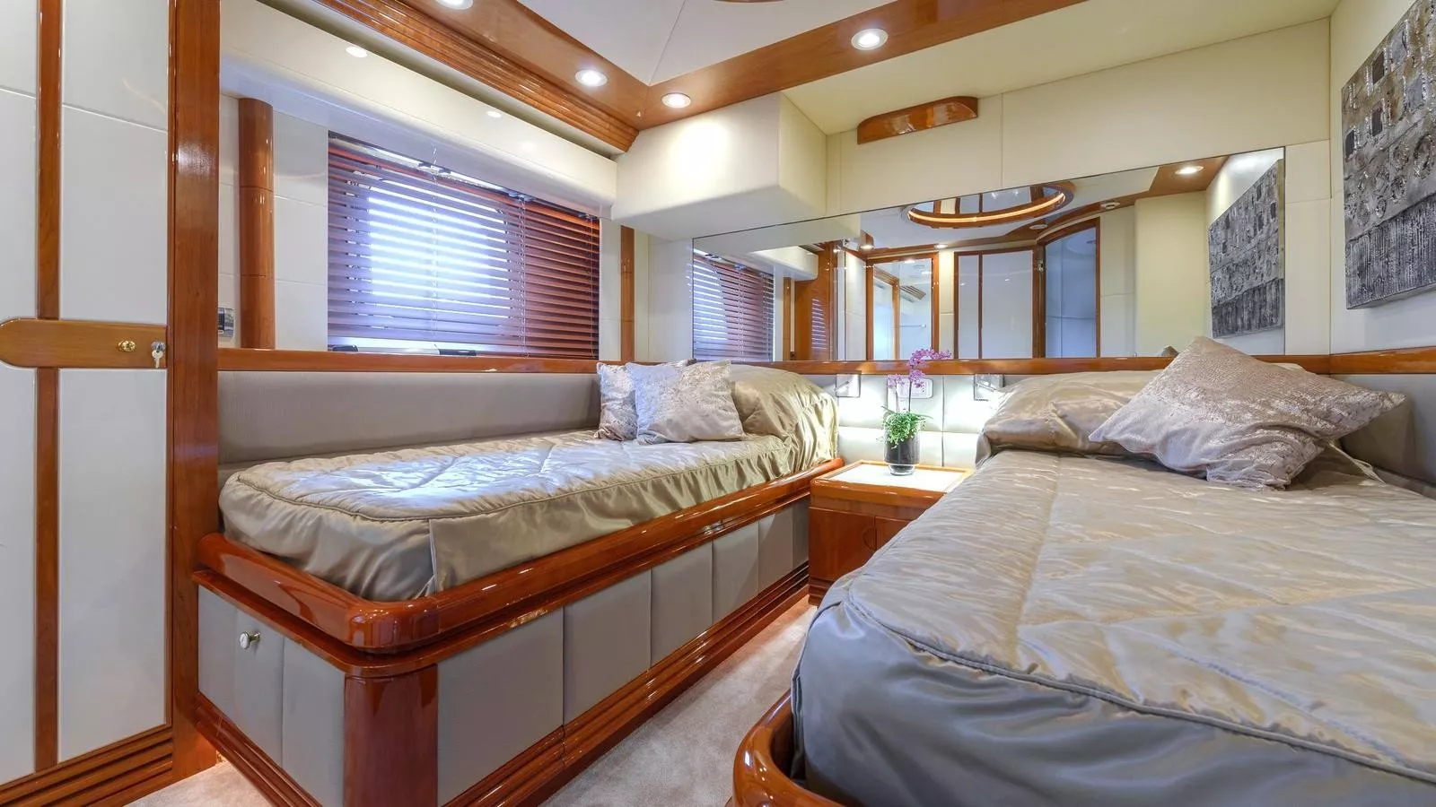 https://dev-api.arconyachts.com/storage/media/21471/conversions/305_0138680225-optimize.webp