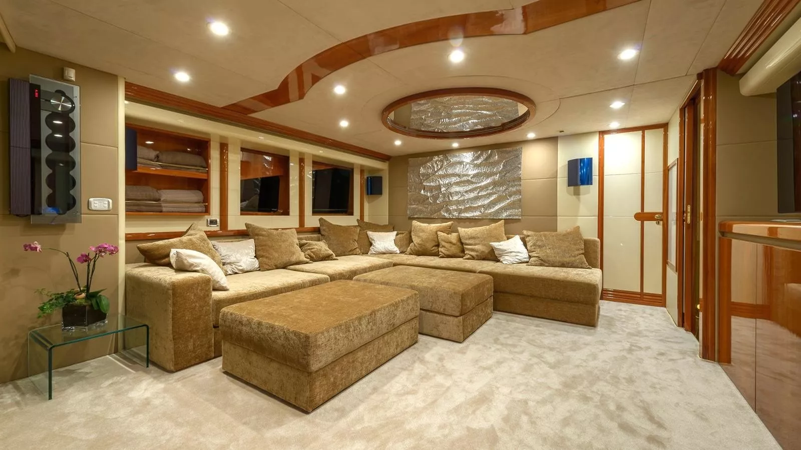 https://dev-api.arconyachts.com/storage/media/21472/conversions/305_5401571576-optimize.webp