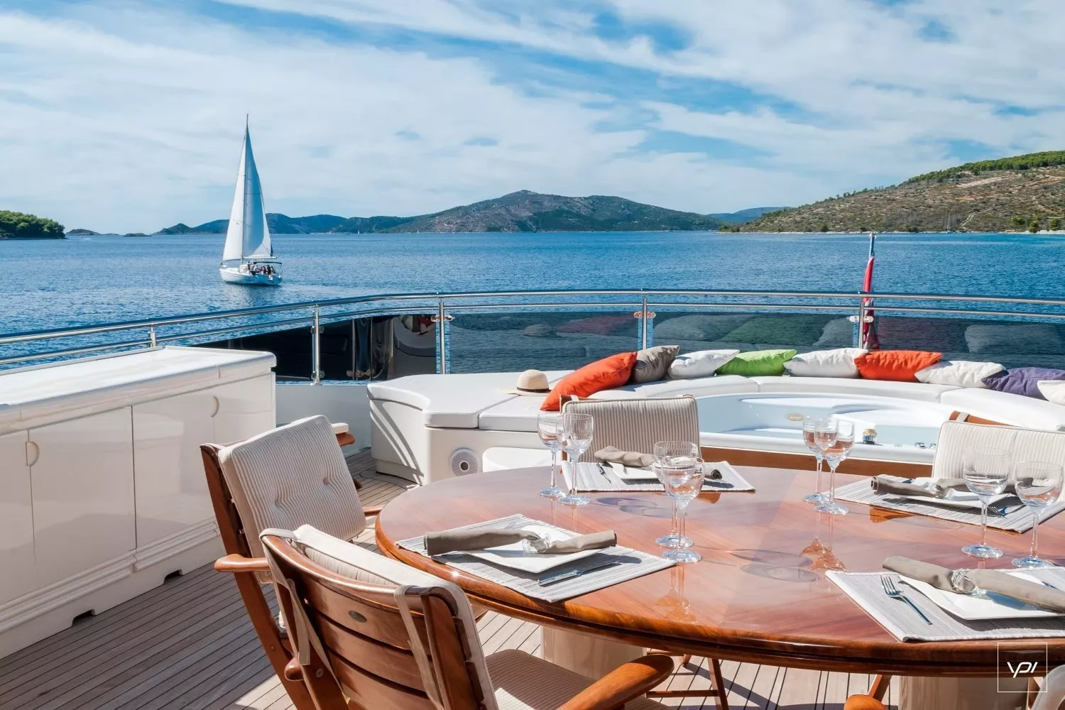 https://dev-api.arconyachts.com/storage/media/21474/conversions/305_6041223476-optimize.webp