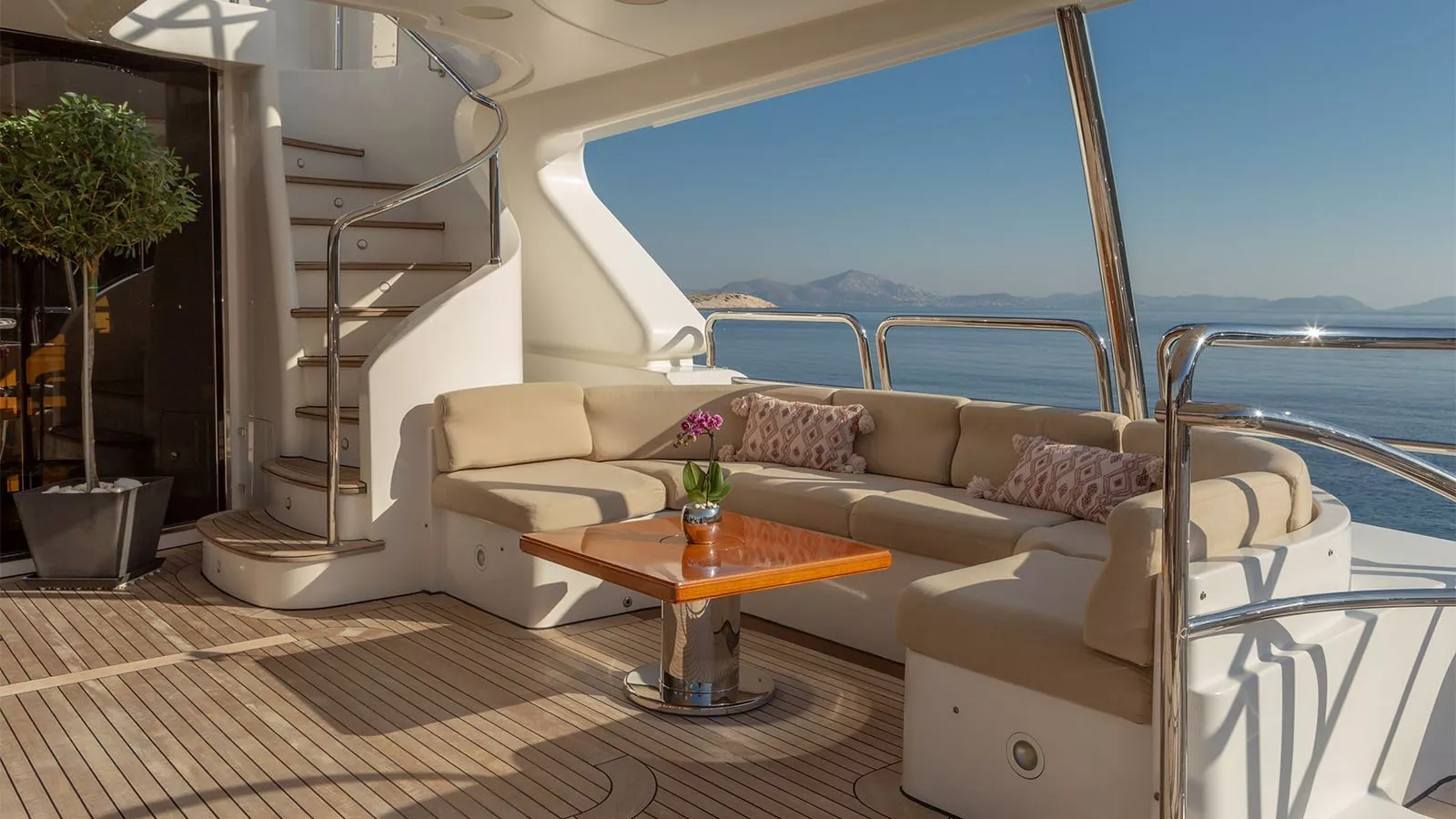 https://dev-api.arconyachts.com/storage/media/21523/conversions/769_8842417935-optimize.webp