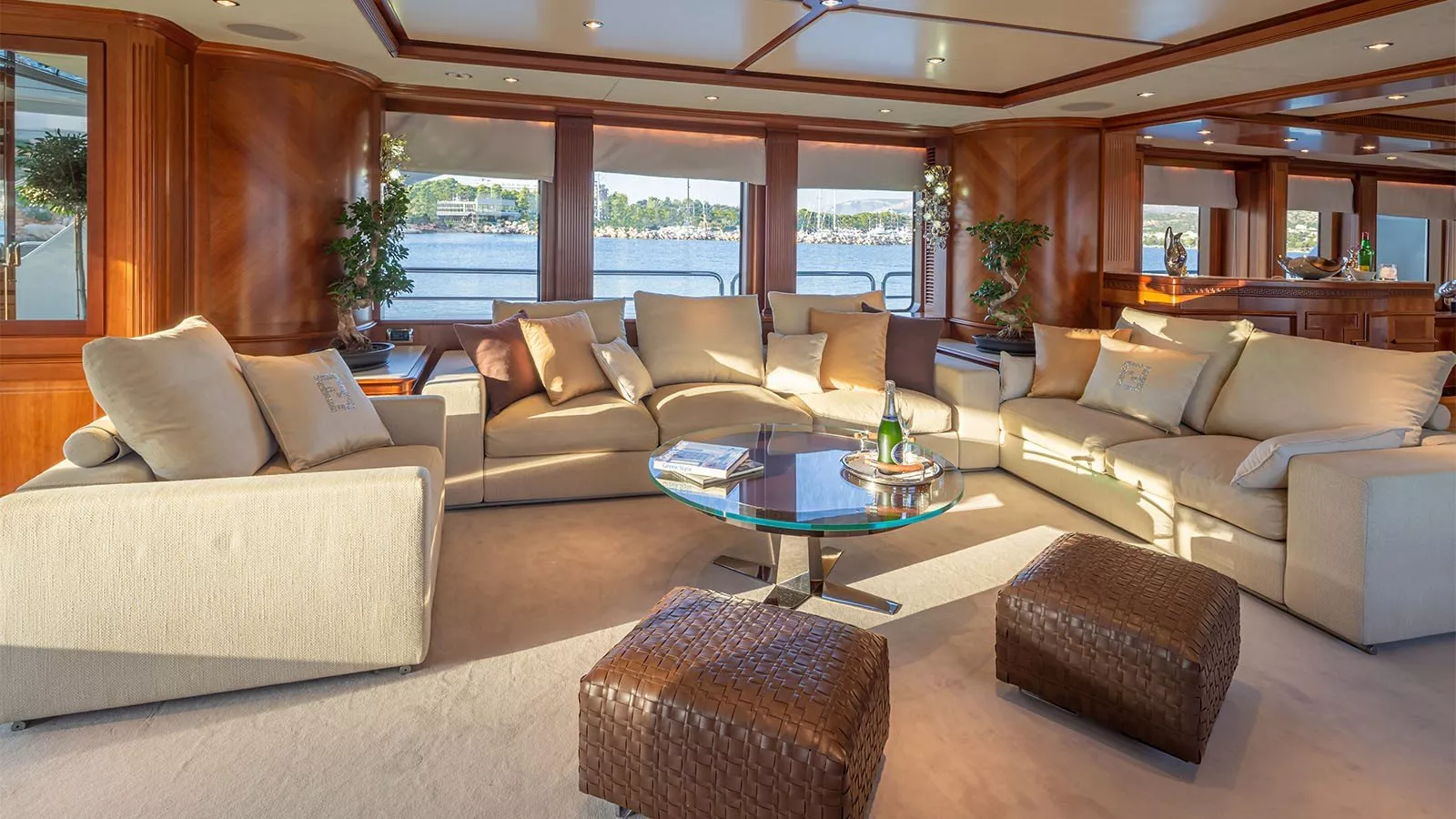 https://dev-api.arconyachts.com/storage/media/21525/conversions/769_3299885536-optimize.webp