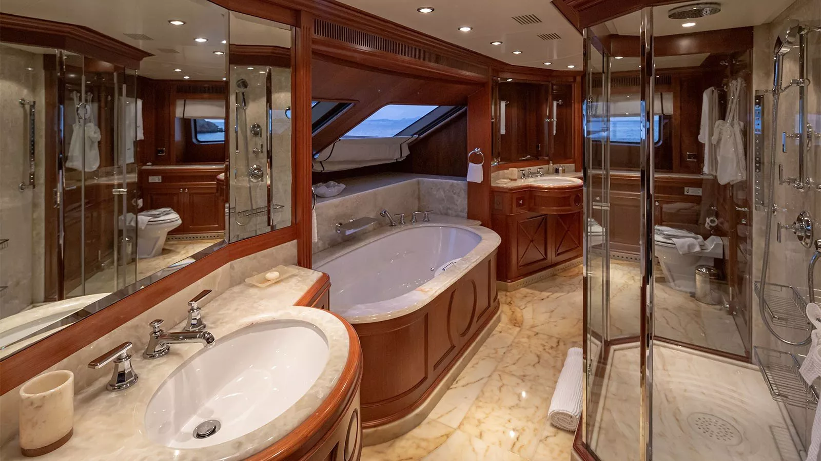 https://dev-api.arconyachts.com/storage/media/21528/conversions/769_4063345236-optimize.webp