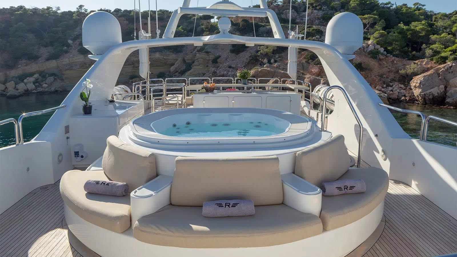 https://dev-api.arconyachts.com/storage/media/21533/conversions/769_1640719516-optimize.webp