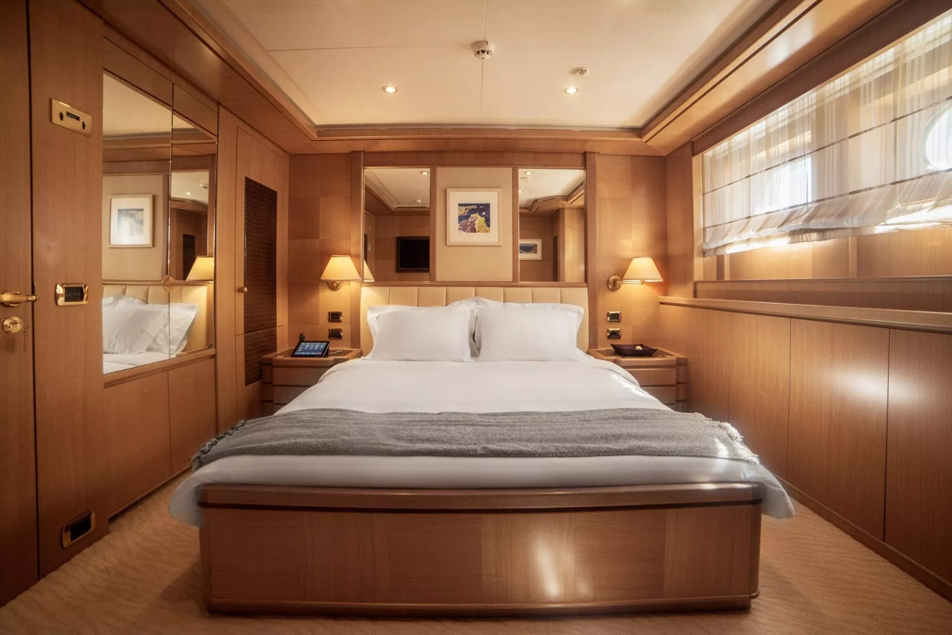 https://dev-api.arconyachts.com/storage/media/21603/conversions/765_3989824538-optimize.webp