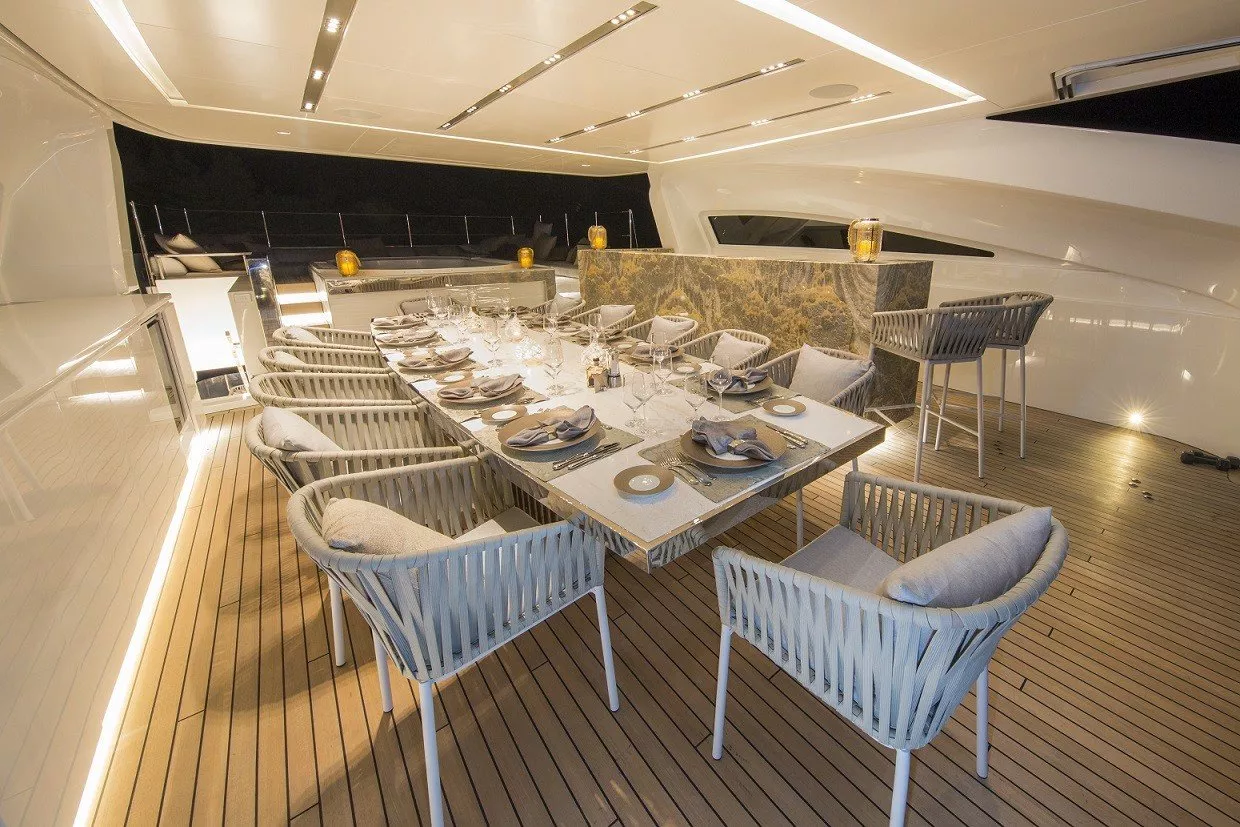 https://dev-api.arconyachts.com/storage/media/21647/conversions/763_5393550383-optimize.webp