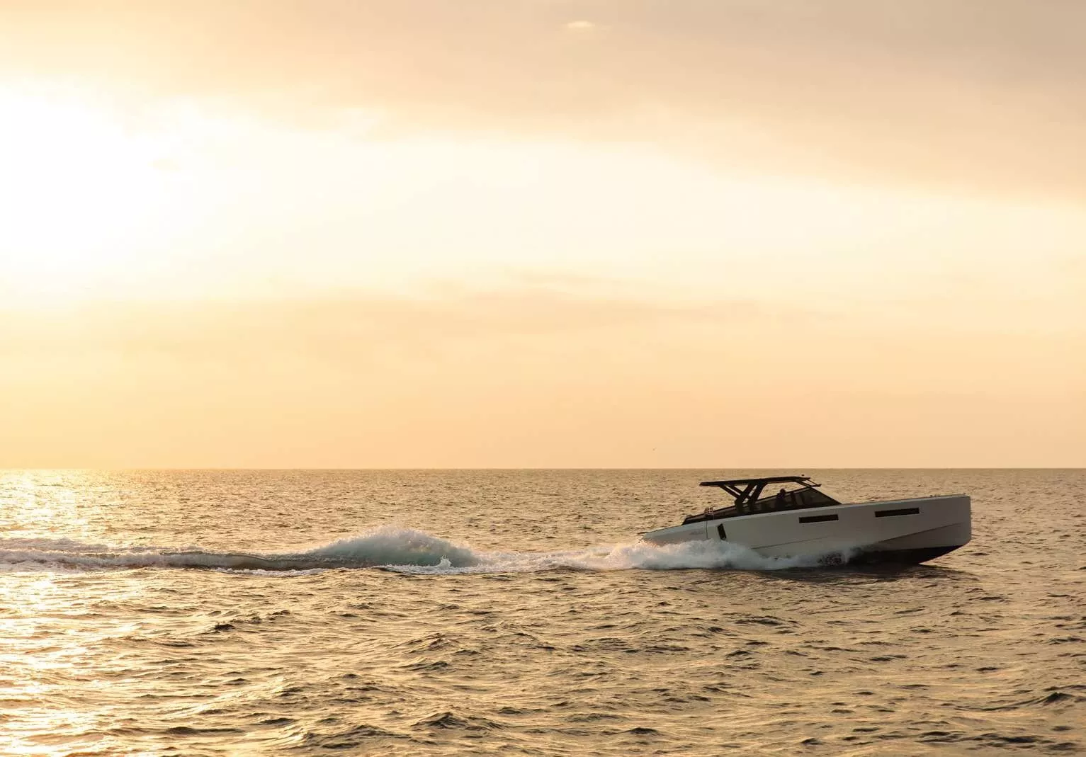 https://dev-api.arconyachts.com/storage/media/21739/conversions/762_2268108057-optimize.webp