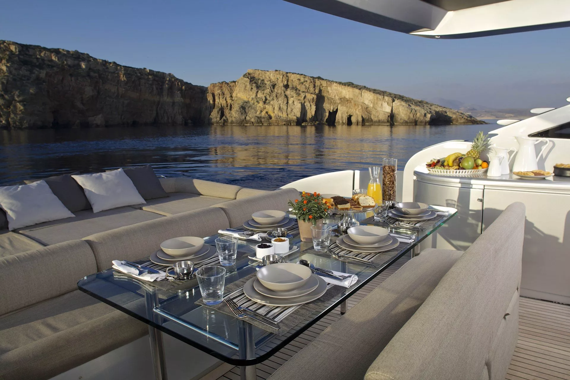 https://dev-api.arconyachts.com/storage/media/21762/conversions/760_8547732573-optimize.webp