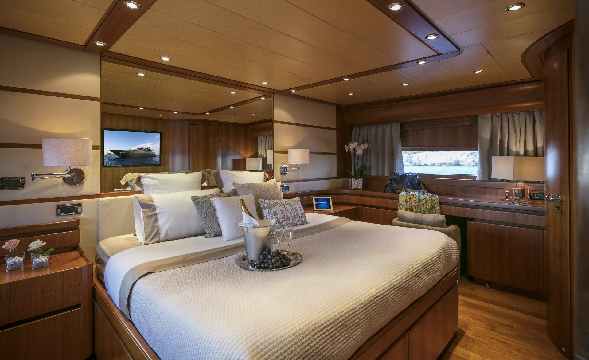 https://dev-api.arconyachts.com/storage/media/21779/conversions/756_1160707028-optimize.webp