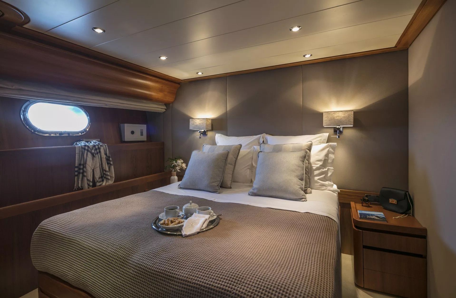 https://dev-api.arconyachts.com/storage/media/21780/conversions/756_0651340528-optimize.webp