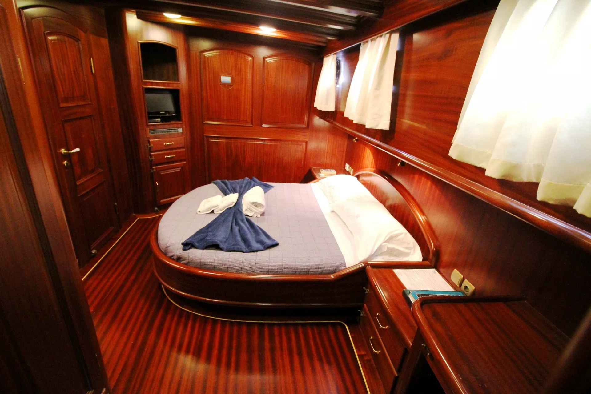 https://dev-api.arconyachts.com/storage/media/21847/conversions/757_4638172346-optimize.webp