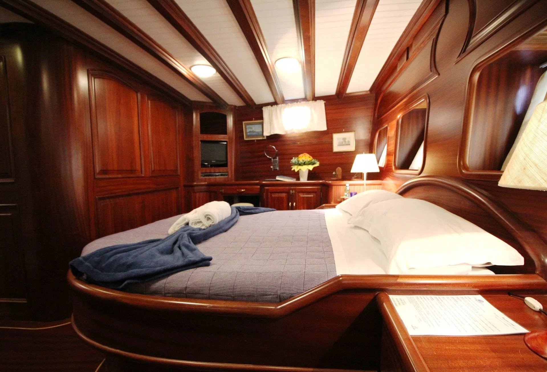 https://dev-api.arconyachts.com/storage/media/21851/conversions/757_0318556536-optimize.webp